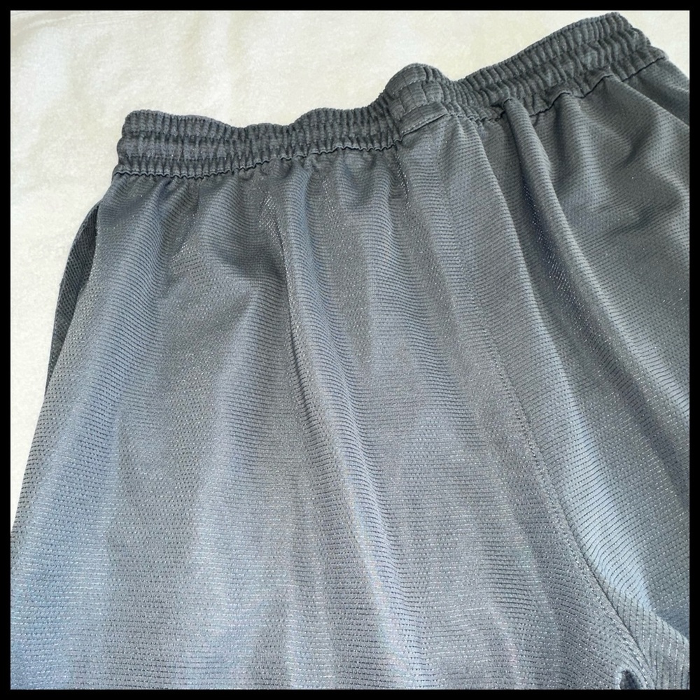 Nike DriFit 🏋🏻‍♀️🥏🏀🏈🏐Mens Shorts Large Grey with 2 pockets and drawstring waist. - Picture 13 of 16